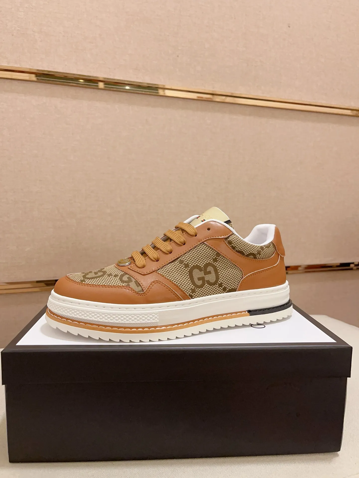 Men's shoes💰 420💰【gucci】Gucci men's latest series of casual shoes! The official website is built 1:1. The upper is made of imported high-quality cowhide, and the lining is made of high-quality sheepskin, which is soft and comfortable. Picky selection of materials and exquisite workmanship give you the best enjoyment. Number of yards: 38-44 yards. (Can be customized for 45 non-refundable)